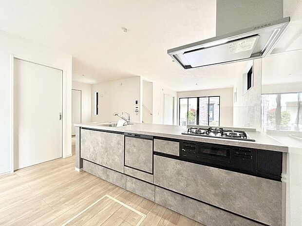 【ダイニングキッチン】料理をしながらでもご家族との会話を楽しめる対面キッチン