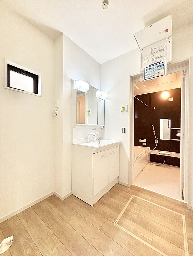 【脱衣場】清潔感のある快適空間です。毎日の身支度も気持ち良くお使い頂けます。 