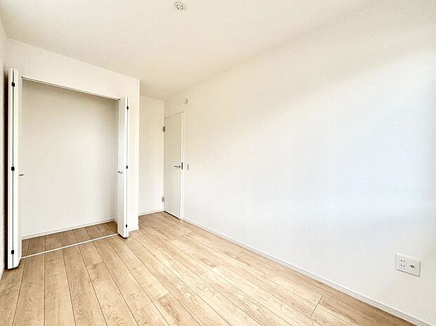 【寝室】収納が充実しているので居住スペースを広々使えます  