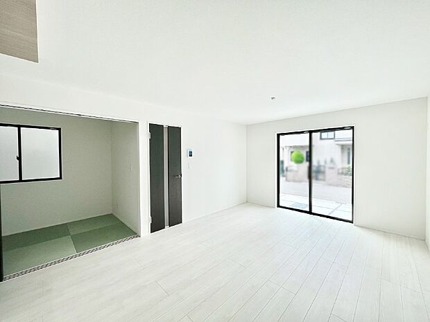 【リビングダイニング】明るい陽光が注ぎ、寛ぎの雰囲気に満たされるリビング・ダイニング。