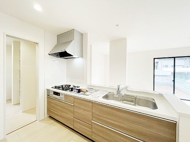 【ダイニングキッチン】料理をしながらご家族との会話を楽しめる対面カウンターキッチン