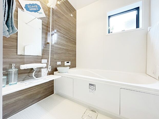 【浴室】一日の疲れを癒してくれる明るい清潔感のあるバスルーム