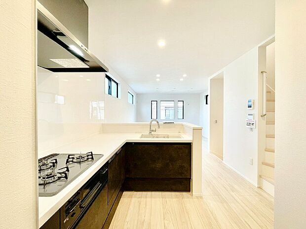 【ダイニングキッチン】ゆとりあるキッチンではご家族と楽しくお料理ができます。