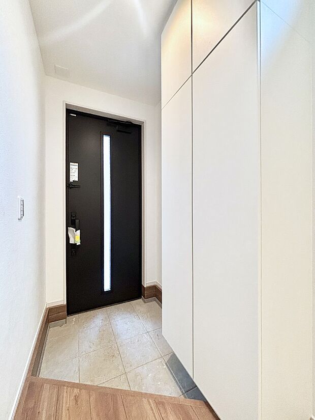 【玄関】明るい玄関はお客様をお出迎えするのにぴったりです!