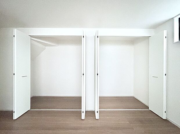 【収納】洋室のツインクローゼット。奥行きがあるので厚手の衣類もすっきり収まります。