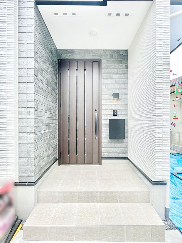 【玄関】玄関前は雨が降っても濡れにくい屋根付き