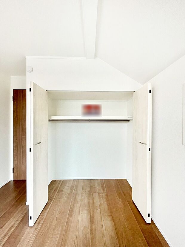 【収納】毎日着る衣類や荷物などの収納に便利なクローゼット付きです。