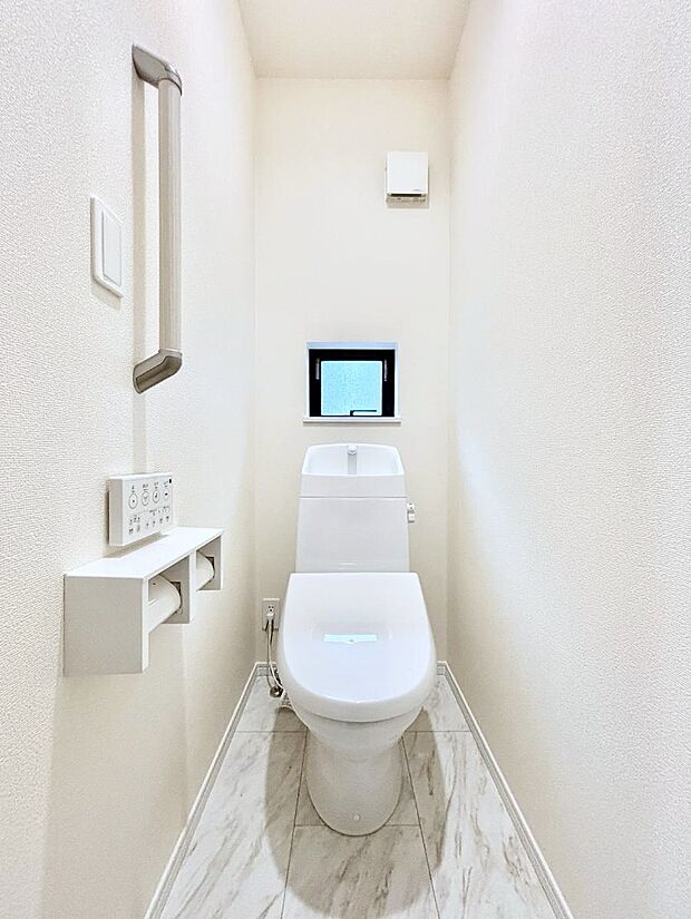 【トイレ】トイレは1階と2階それぞれに配置されていてとても便利です。