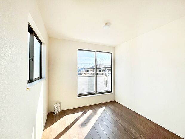 【寝室】明るいバルコニーサイドに洋室を設置。目覚めの良い寝室に。 