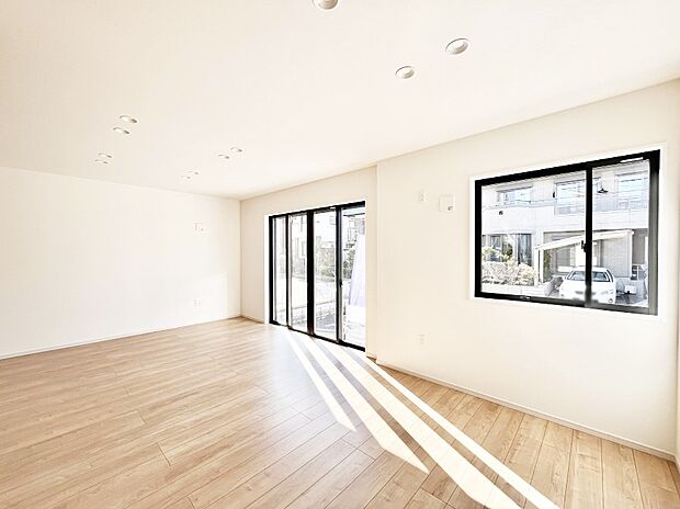 【リビングダイニング】大きな窓からたっぷりの陽光と風を感じられるリビング