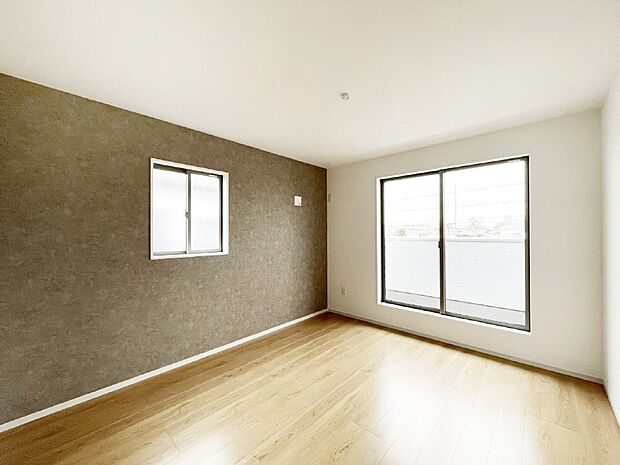 【寝室】明るいバルコニーサイドに洋室を設置。目覚めの良い寝室に。