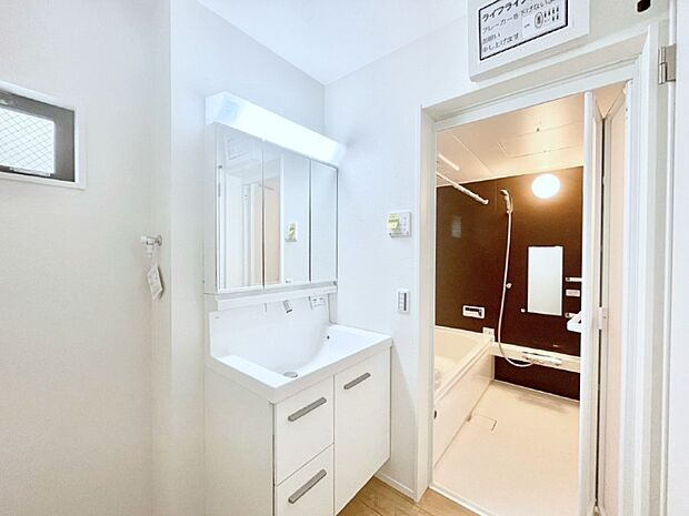 【脱衣場】清潔感のある快適空間です。毎日の身支度も気持ち良くお使い頂けます。