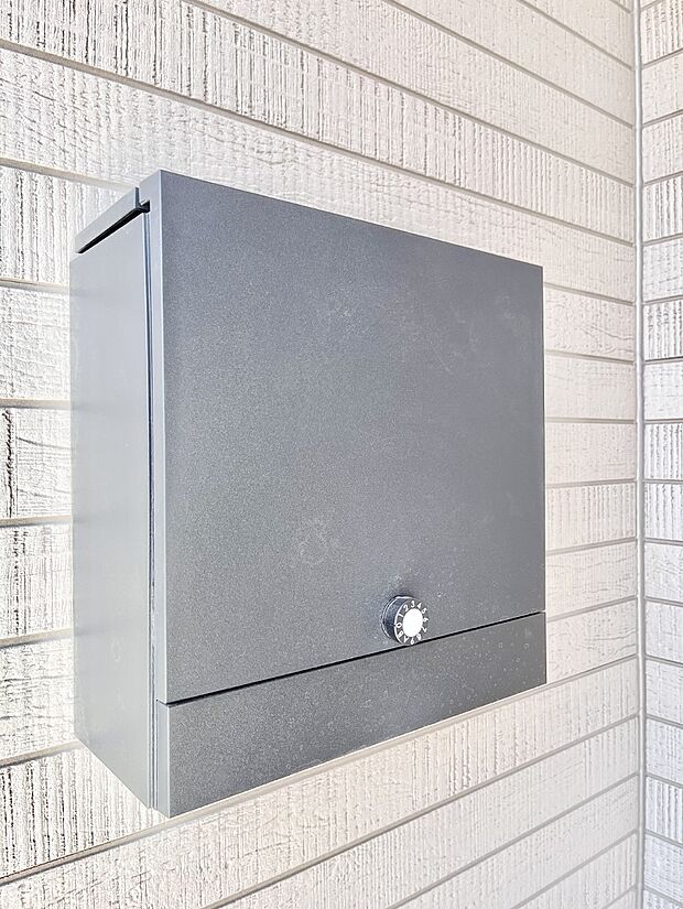 【その他現地】シンプルデザインのポスト。