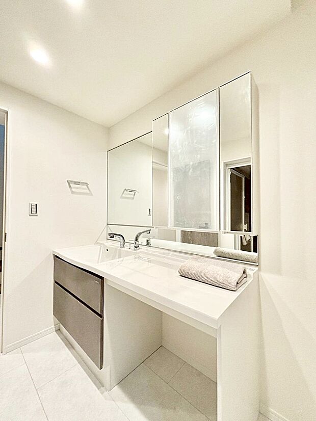 【脱衣場】清潔感のある快適空間です。毎日の身支度も気持ち良くお使い頂けます。