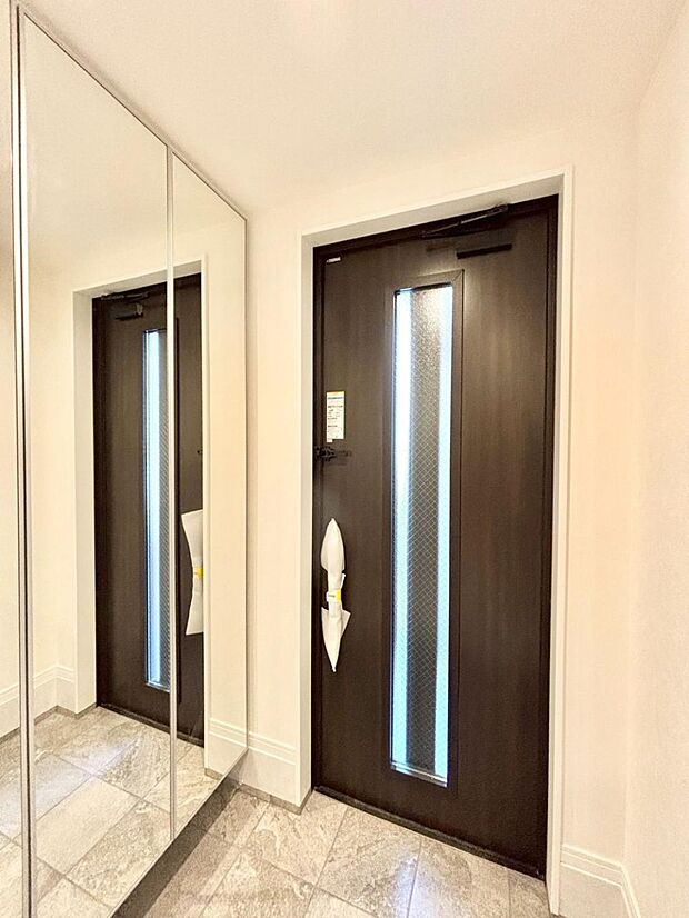 【玄関】ガラススリットの入った玄関ドアが室内に光を届けてくれます