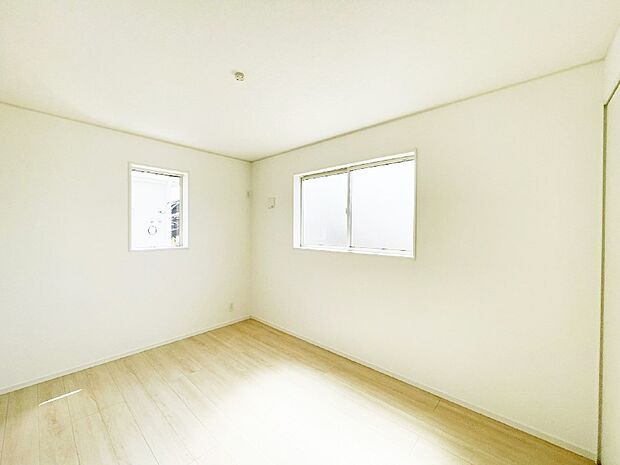 【子供部屋】窓からのやさしい光が心地よいプライベートルーム