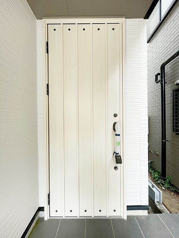 【玄関】玄関前は雨が降っても濡れにくい屋根付き