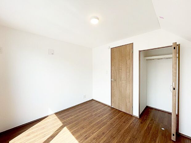 【洋室】収納が充実しているので、居住スペースを広く使えます。