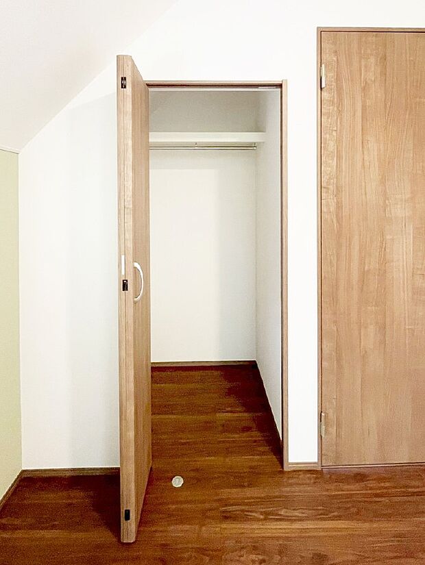 【収納】毎日着る衣類や荷物などの収納に便利なクローゼット付きです。