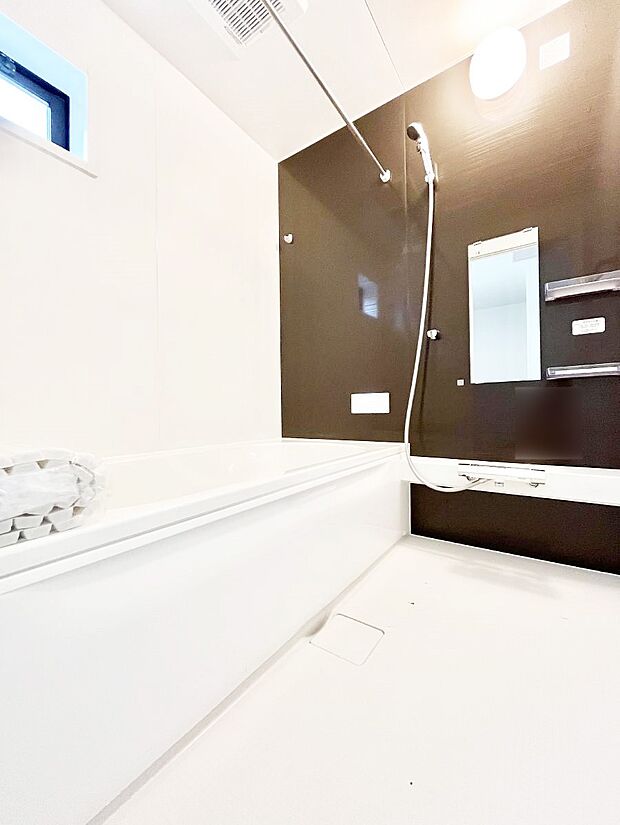 【浴室】一日の疲れを癒してくれる明るい清潔感のあるバスルーム