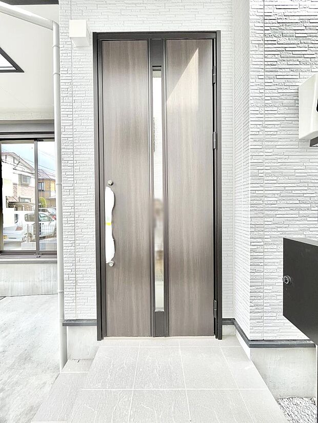 【玄関】大切な家族、来客を出迎える玄関。