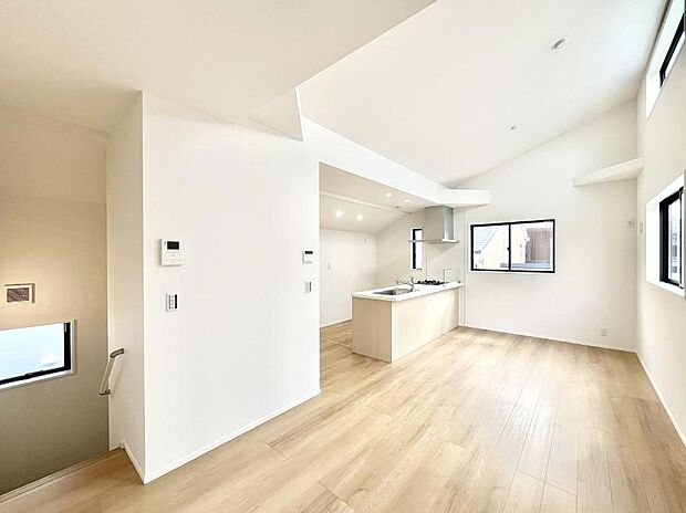 【リビングダイニング】落ち着いた雰囲気のＬＤＫは家族みんなの快適空間  