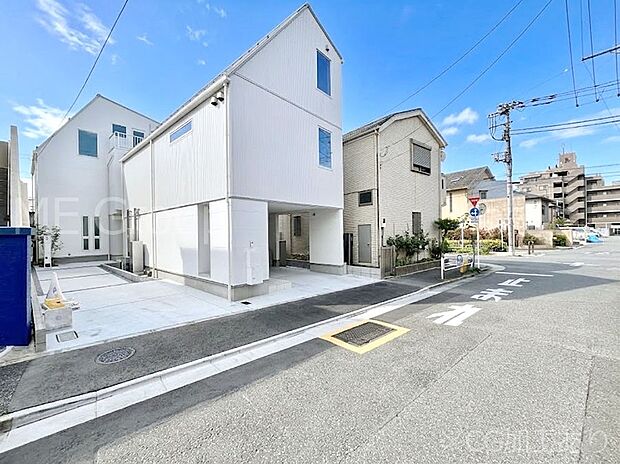 【前面道路含む現地写真】前面道路はきちんと整備されています