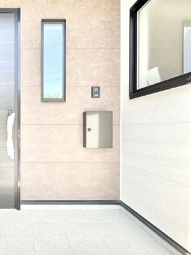【その他現地】シンプルデザインのポスト。