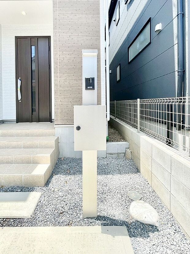 【その他現地】シンプルデザインのポスト。