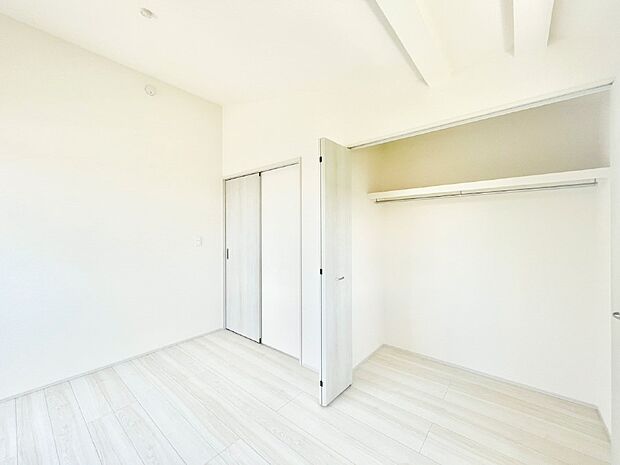 【寝室】収納が充実しているので居住スペースを広々使えます
