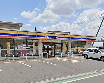 ミニストップ 草加新里町店 94m(2分)