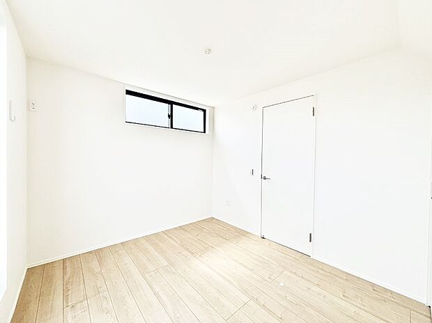 【子供部屋】窓からのやさしい光が心地よいプライベートルーム