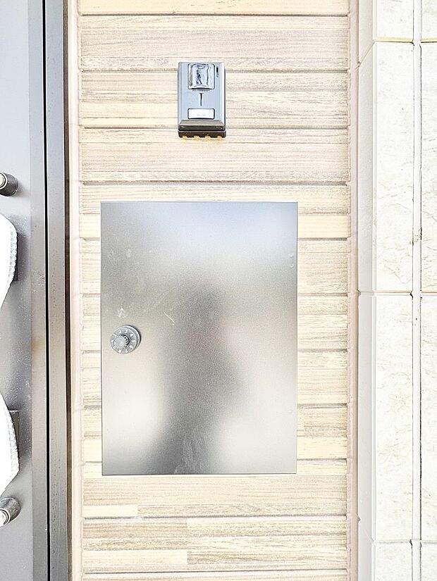 【その他現地】シンプルなデザインのポスト