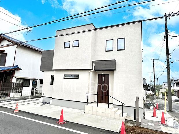 【現地外観写真】上質感あふれる外観デザイン。魅力の住まいを実現。