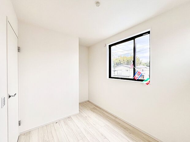 【子供部屋】窓からのやさしい光が心地よいプライベートルーム
