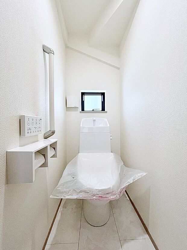 【トイレ】トイレは1階と2階それぞれに配置されていてとても便利です。 