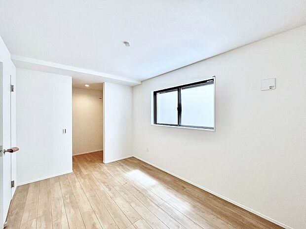 【洋室】ウォークインクローゼットがあるお部屋!季節ごとの入れ替えも不要で便利です。