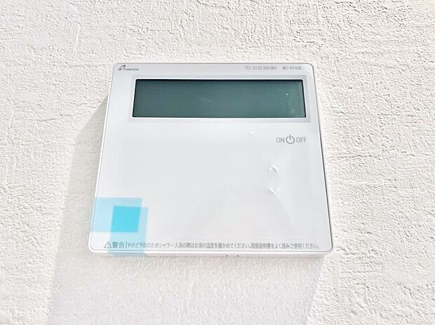【床暖房リモコン】床暖房付きで冬もポカポカ。ご家族の憩いのスペースになりますね。
