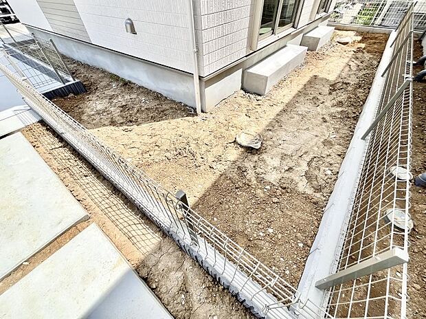 【庭】ガーデニングや家庭菜園も楽しめるお庭付き。