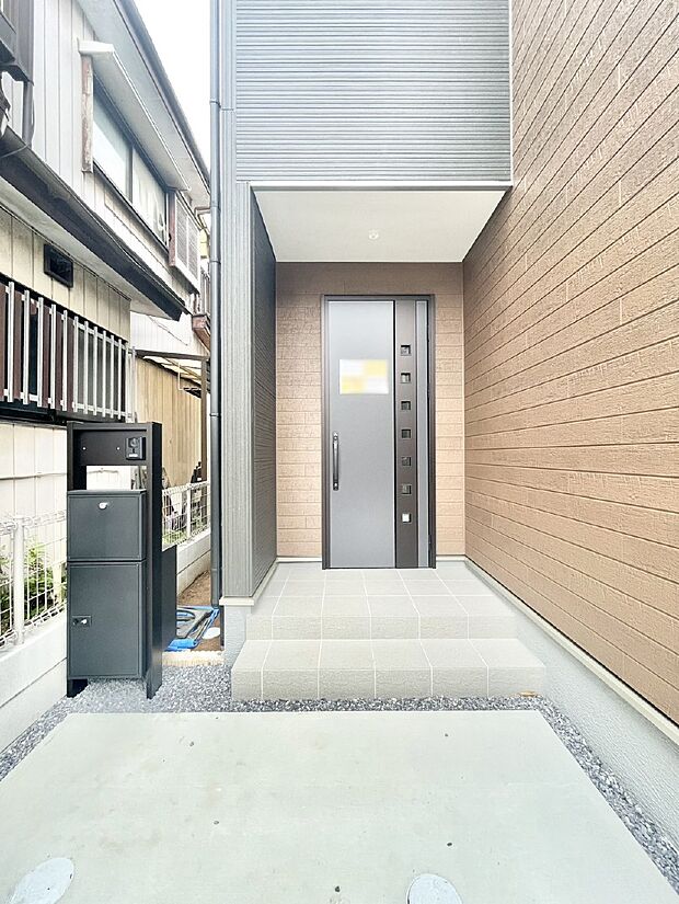 【玄関】玄関アプローチにはプランターを並べて季節の花でお客様をおもてなしできます。
