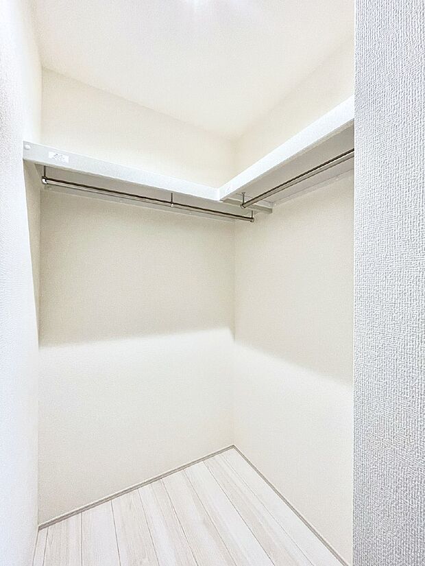 【脱衣場】ゆとりの洗面スペース。ハンガーポールが付いていて便利です。