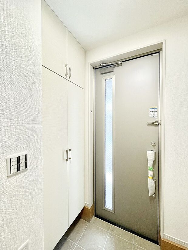 【玄関】ガラススリットの入った玄関ドアが室内に光を届けてくれます　