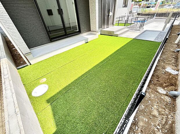 【庭】ガーデニングや家庭菜園も楽しめるお庭付き。
