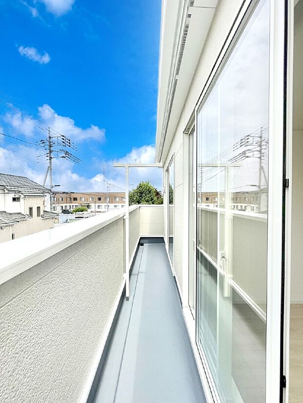 【バルコニー】ゆったりバルコニーだから沢山お洗濯ものを干せます。