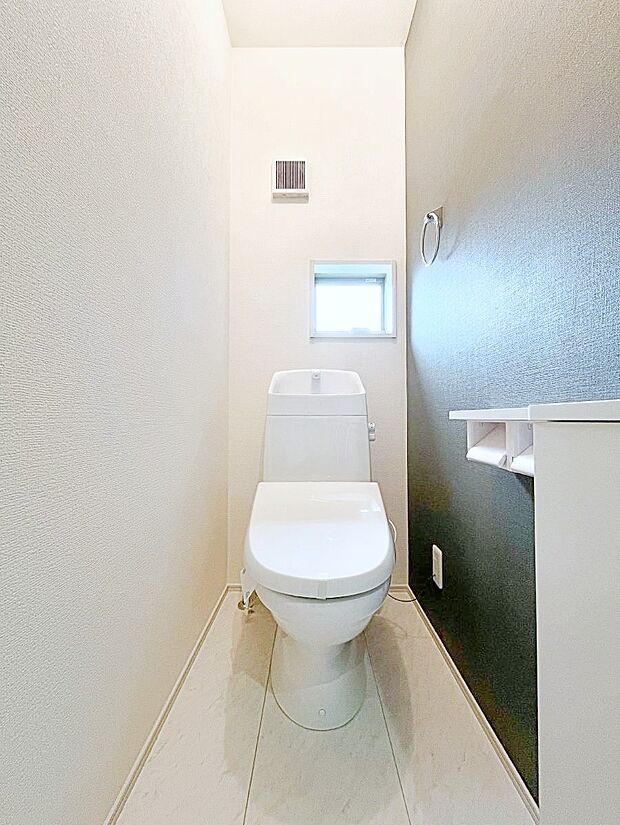 【トイレ】トイレは1階と2階それぞれに配置されていてとても便利です。 
