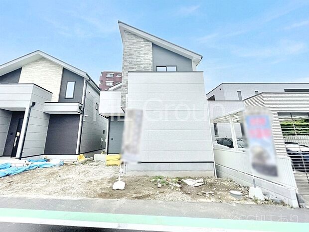 【現地外観写真】洗練された外観、上質な住空間が広がる室内は永く安心して過ごせる住居です。 