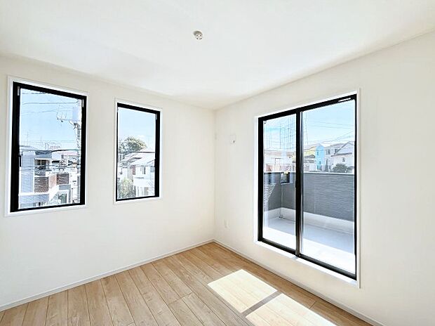 【洋室】南向きのバルコニーからたっぷり入ってくる日差しがお部屋全体を優しく包み込みます。