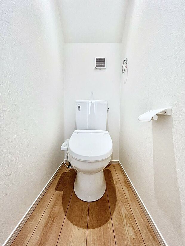 【トイレ】ウォシュレット付きトイレが1階と2階それぞれに配置されていてとても便利です。