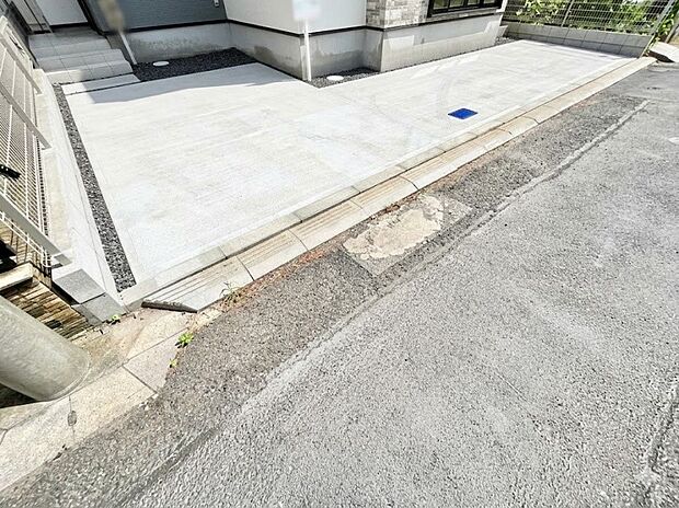 【駐車場】2台(車種による)駐車可!ご家族みんなの自転車も置ける広々カースペース。