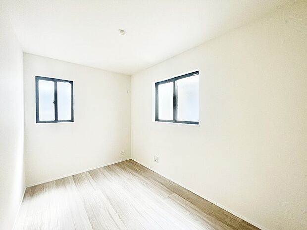 【子供部屋】窓からのやさしい光が心地よいプライベートルーム